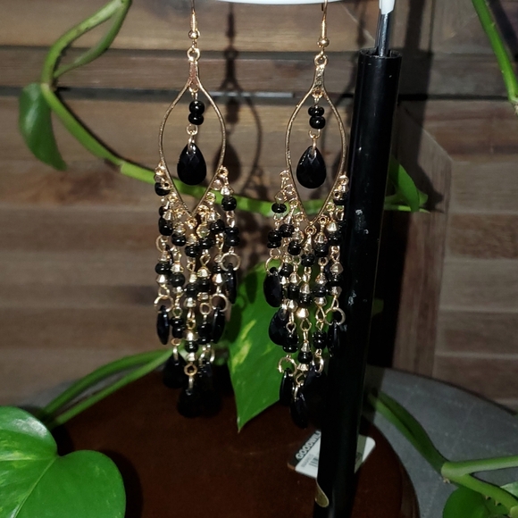 Hollow Leaf Black Dangle Earrings - Picture 2 of 6